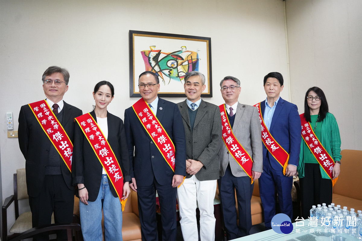 管理學院表揚第14屆傑出校友,左起:企管系李杰翰校友、產經所張鈞甯校友、EMBA莊嘉郁校友、管理學院葉錦徽院長、人資所黃郁仁校友、資管系顧大為校友和財金系謝宛芝校友。