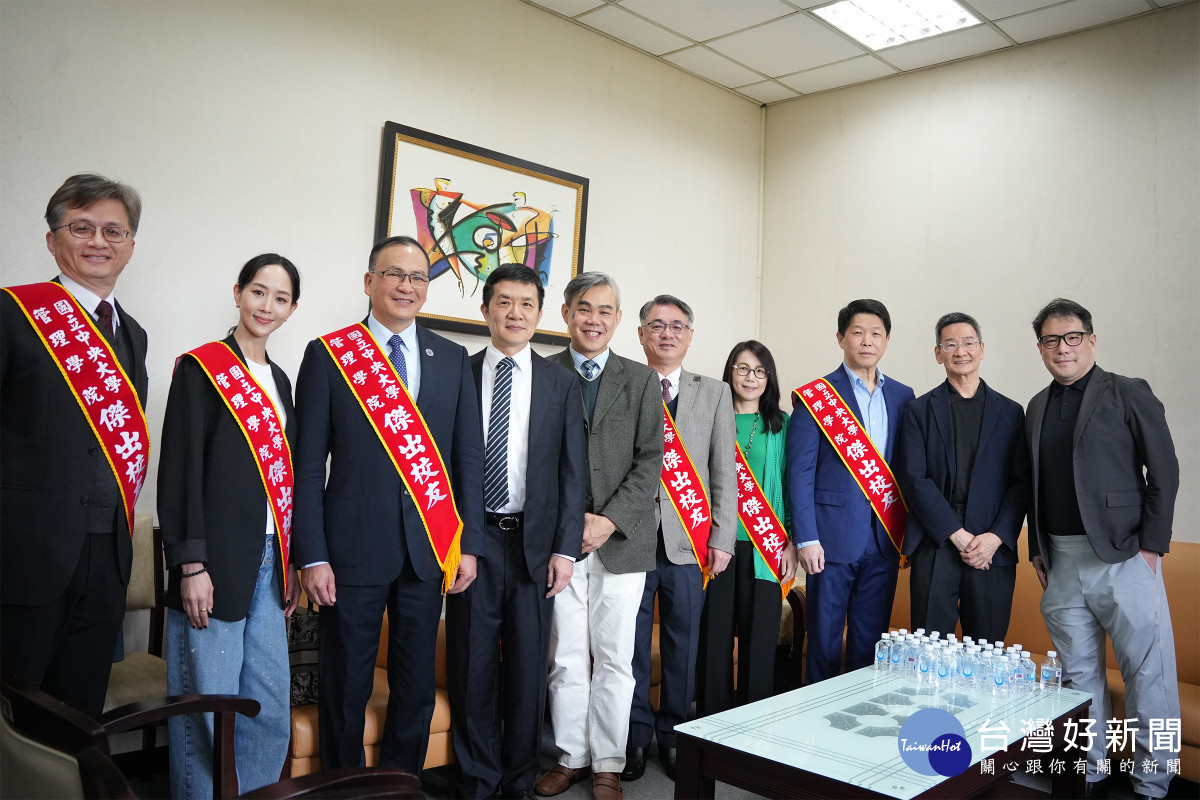 管理學院系所主管出席頒獎典禮,恭賀六位傑出校友。<br /><br /> <br /><br />