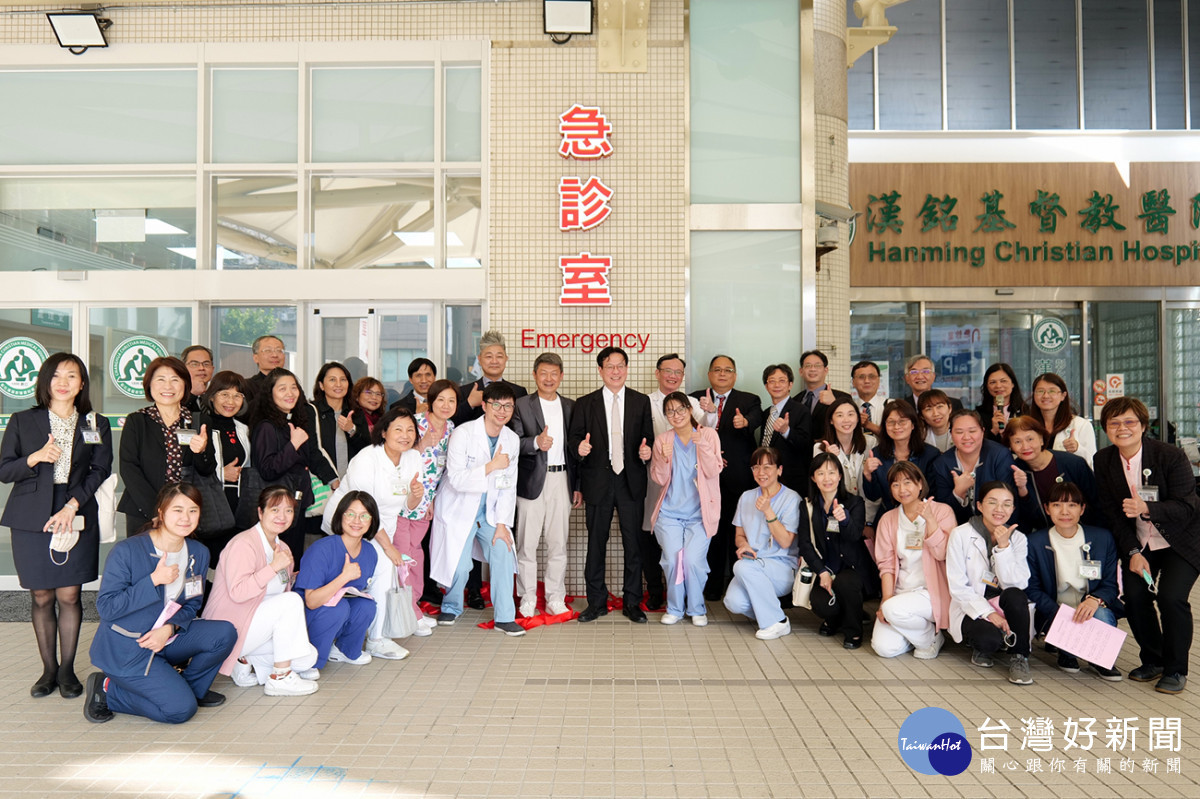 基醫院急診室揭牌儀式後,與會人員合照留影。圖/彰基醫院提供