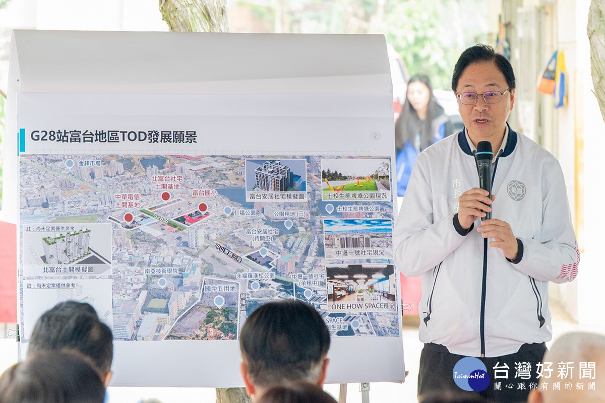 桃園市長張善政於富台國小現勘時致詞。<br /><br />