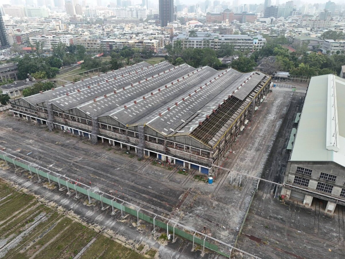 ▲臺鐵高雄機廠變更案歷經10年審議，今年2月通過近32公頃工業區，變更為特文區、公園與社會福利用地，其中臺鐵高雄機廠貨車工場將改建為「高雄親子遊樂園區」。(圖／高雄市工務局提供)