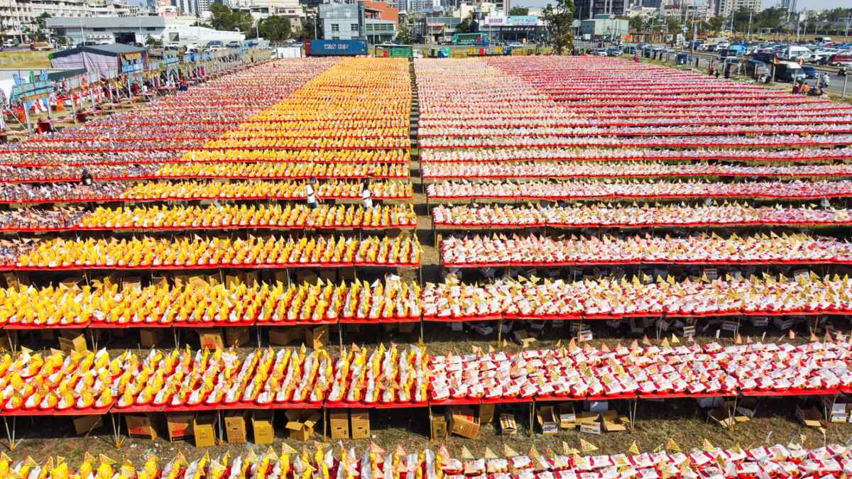 ▲高雄前鎮獅甲慈明宮舉辦「九朝祈安圓醮大典」，斥資1500萬元準備6122桌供品辦普度，會場滿滿供品，場面十分壯觀。（圖/記者黃淑貞攝）