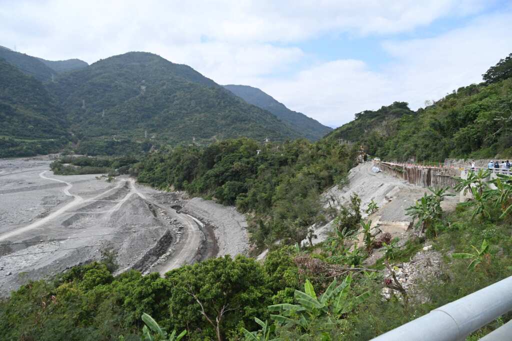 ▲南迴地區受921地震、莫拉克風災及近年凱米、山陀兒颱風影響，河道土石鬆動與嚴重淤積，影響通洪能力。（台東縣建設處提供）