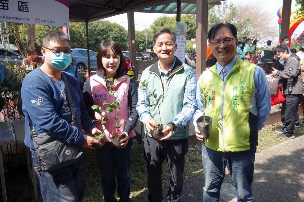 ▲民眾開心領苗。（記者林明佑翻攝）