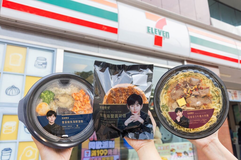 7-ELEVEN自有鮮食品牌「星級饗宴」3款重磅聯名商品精心設計由金秀賢推薦超商美食：「蟹黃鮑魚海鮮湯飯」、「蒜香菲力牛義大利麵」、「焦糖海鹽圓可頌」