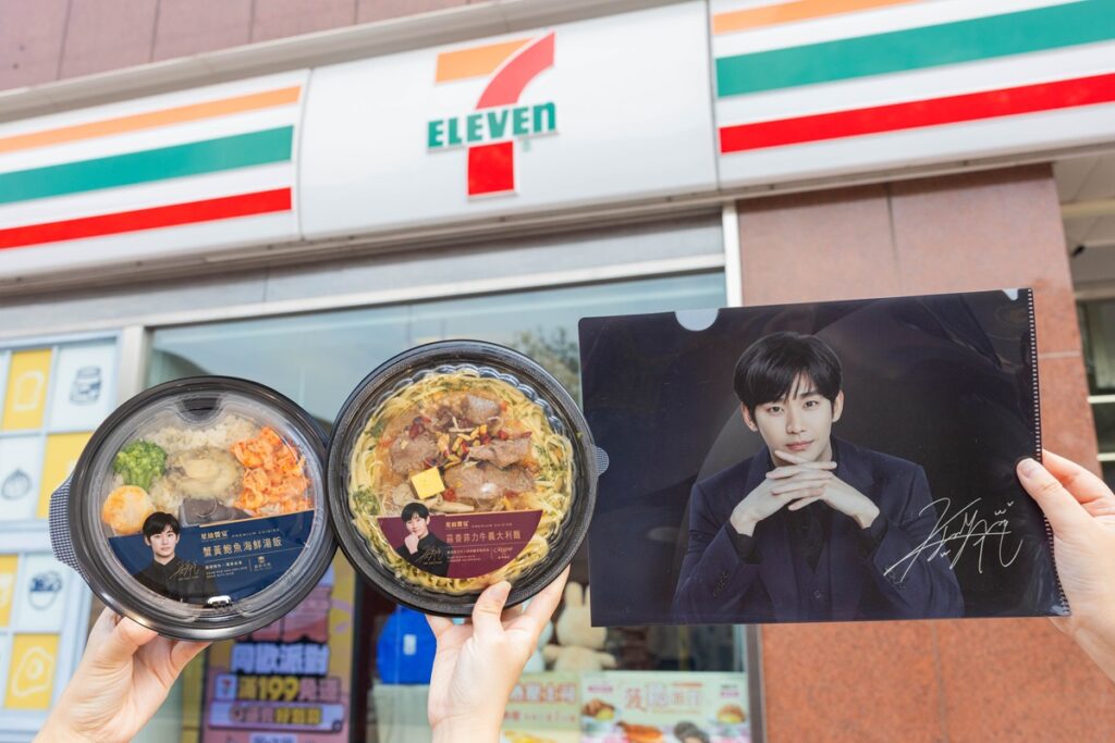 3月21日起買三款金秀賢包裝鮮食任兩件(蟹黃鮑魚海鮮湯飯蒜香菲力牛義大利麵焦糖海鹽圓可頌)，就送金秀賢限量文件夾乙個，款式隨機數量有限送完為止