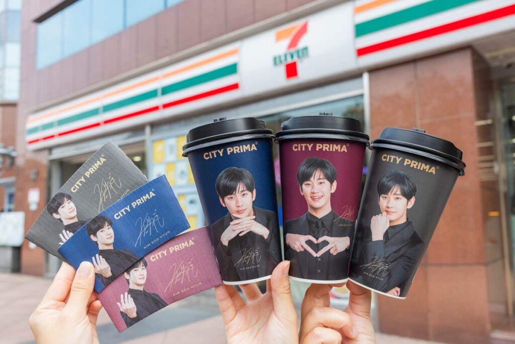 7-ELEVEN逾6,000家門市CITY PRIMA精品咖啡，首度跨界與韓星金秀賢合作，於咖啡杯身推出3款主題杯與杯套
