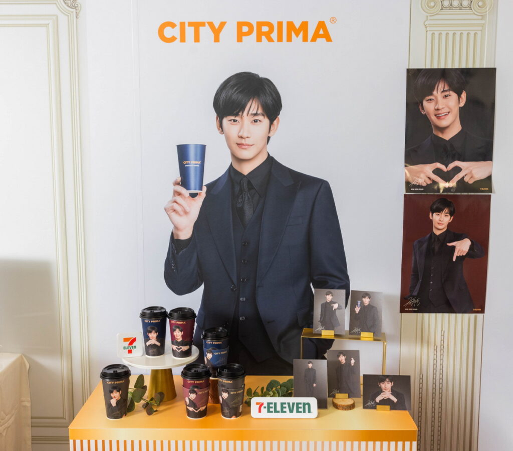 .7-ELEVEN逾6,000家門市CITY PRIMA精品咖啡，首度跨界與韓星金秀賢合作，於咖啡杯身推出3款主題杯與杯套，不同造型質感滿分，3月19日起CITY PRIMA買4杯69折再送限量金秀賢明信片乙個