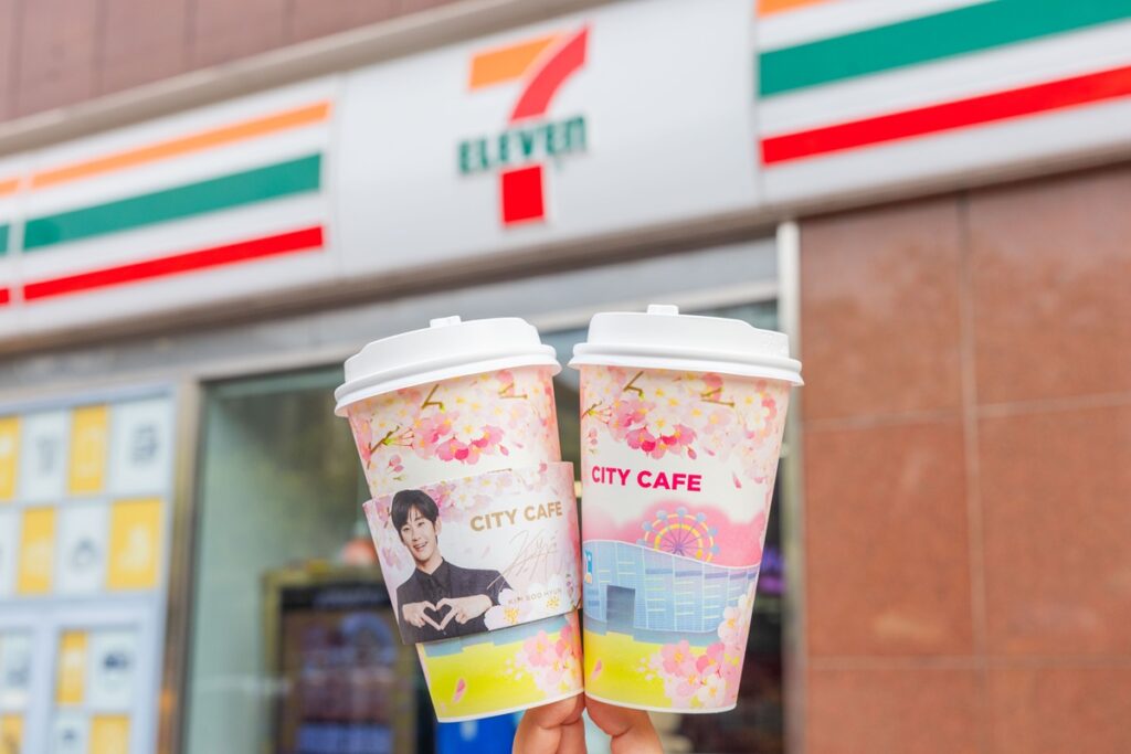 金秀賢同步推薦7-ELEVEN限定販售商品：CITY CAFE推出期間限定金秀賢櫻花版杯套，粉嫩配色搭配歐巴帥氣臉龐帶來偶像劇般浪漫氛圍