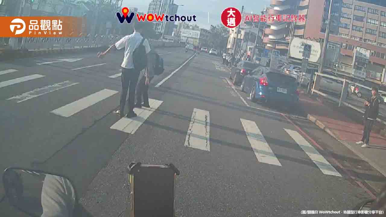 老人不敢過馬路!高中生護送20秒「暖心畫面曝」