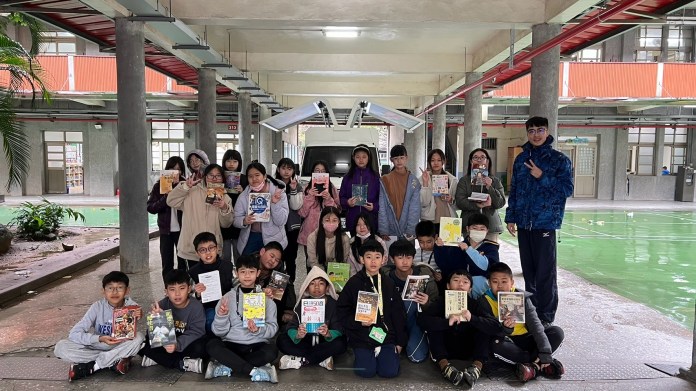 桃市圖紅梅分館攜手楊梅國中 《聖誕摘金句》閱讀特展盛大登場 88 未來除定期辦理閱讀設計展外,並提供行動書車駐點服務等,嘉惠在地師生。
