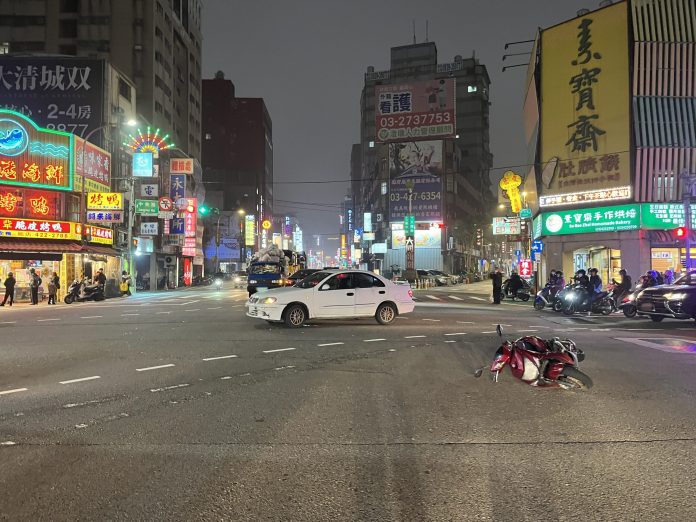 【有片】與左轉車碰撞 男騎士慘摔地上翻滾 59 S 12493125 0 scaled