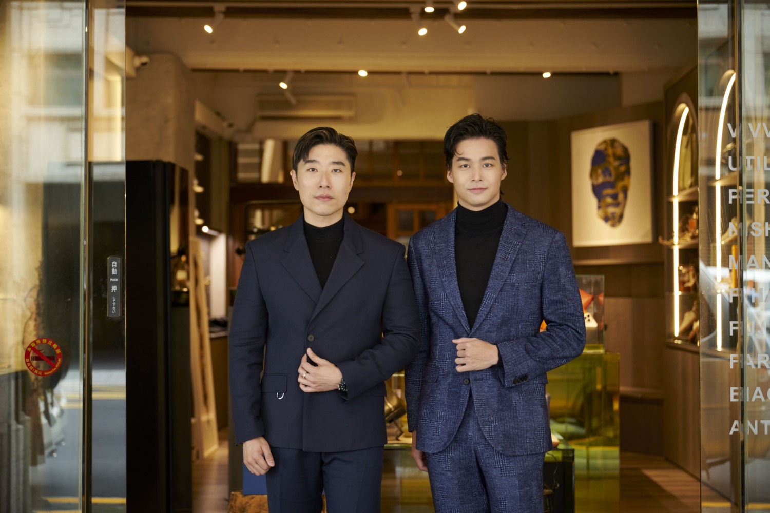林敬倫(右)與潮洋行主理人Jin(左)受邀出席Suit Walk，兩人對時尚男鞋很有品味。 (圖/潮洋行 提供)