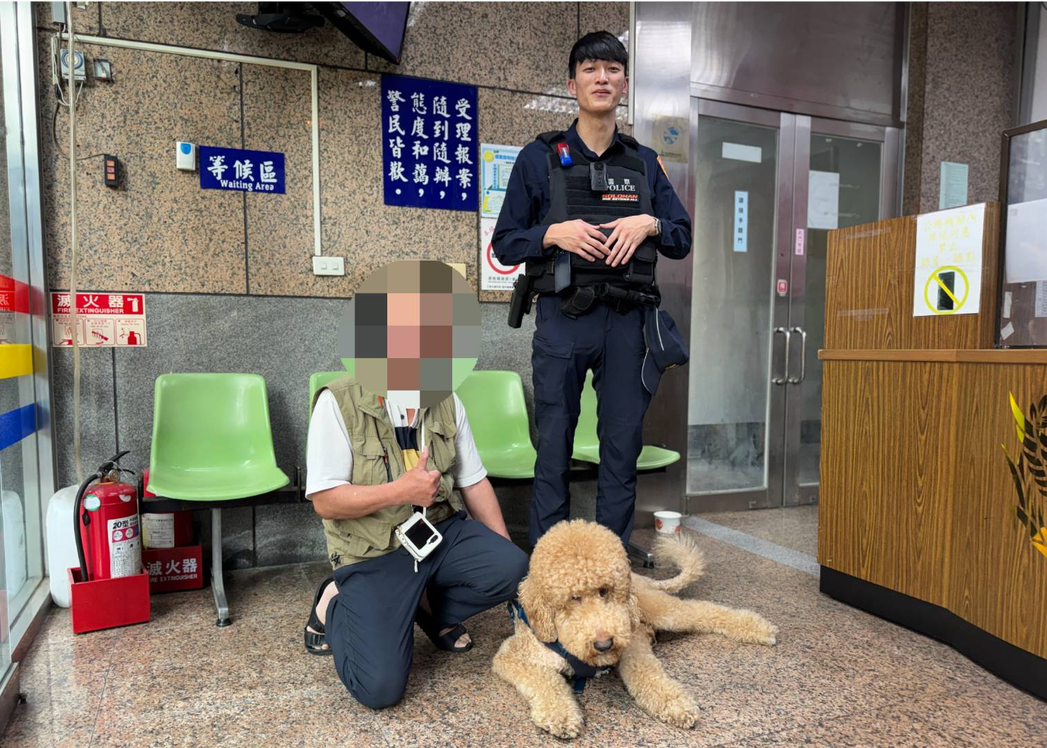 警員余睿璿尋獲巨貴『百威』並與其飼主合影。(記者 黃荷琇翻攝)