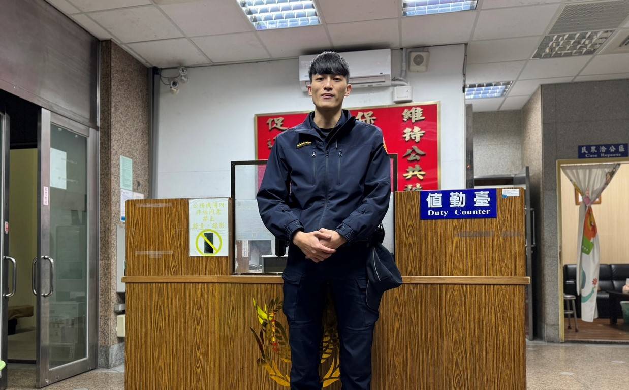民生西路派出所警員余睿璿呼籲,飼主應為寵物植入晶片,以提高走失後尋回的機率。(記者 黃荷琇翻攝)