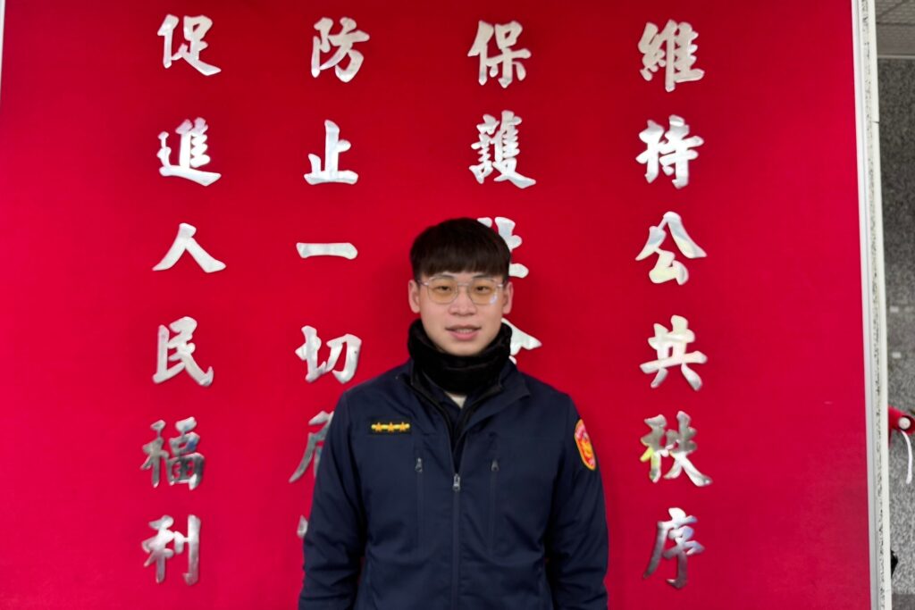 八旬阿公騎鐵馬自摔 內湖警暖心護送返家