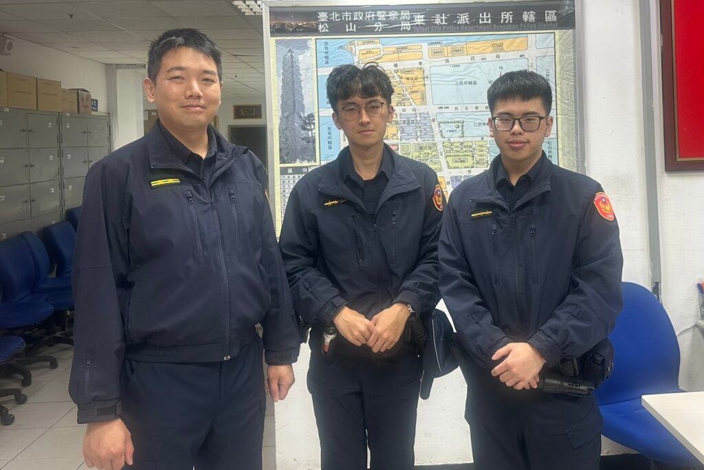 老翁無助站立街頭  松山警協助返家