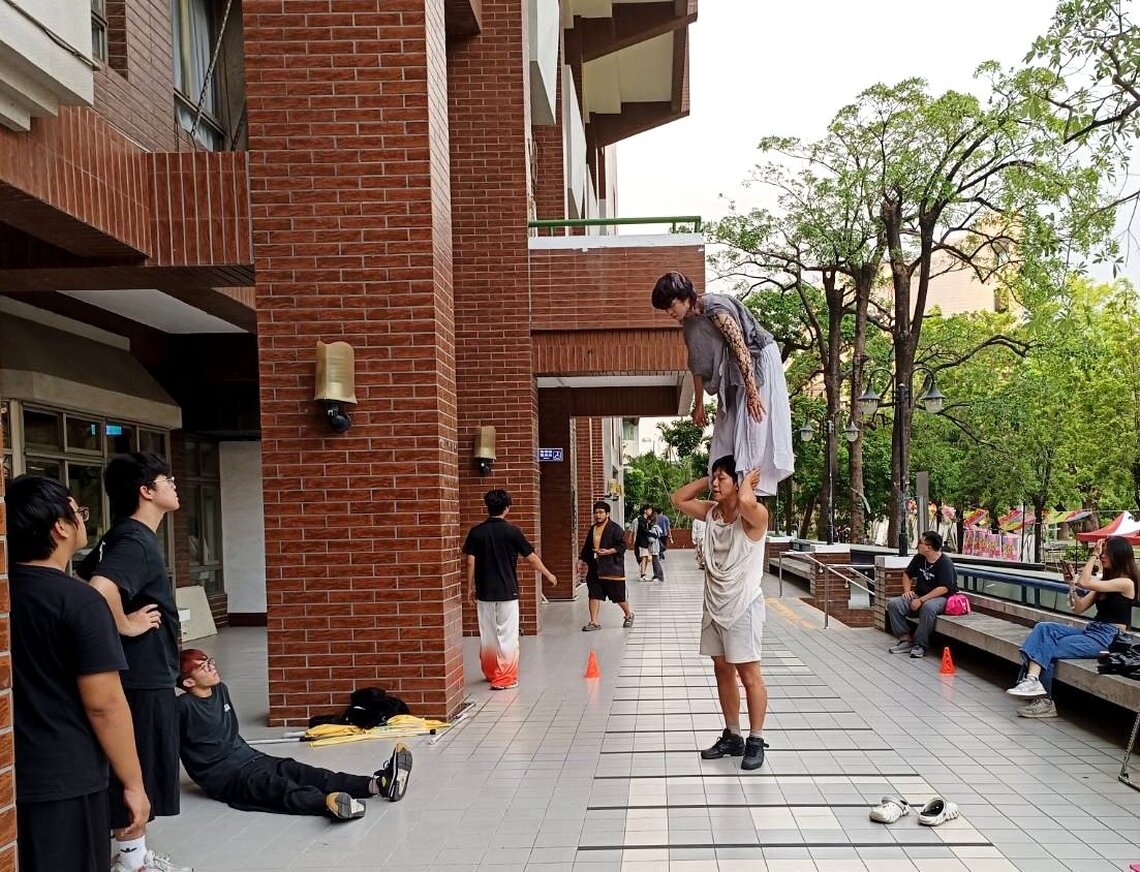 正修科大光火舞炫目演出 夢幻聲光效果驚豔全場