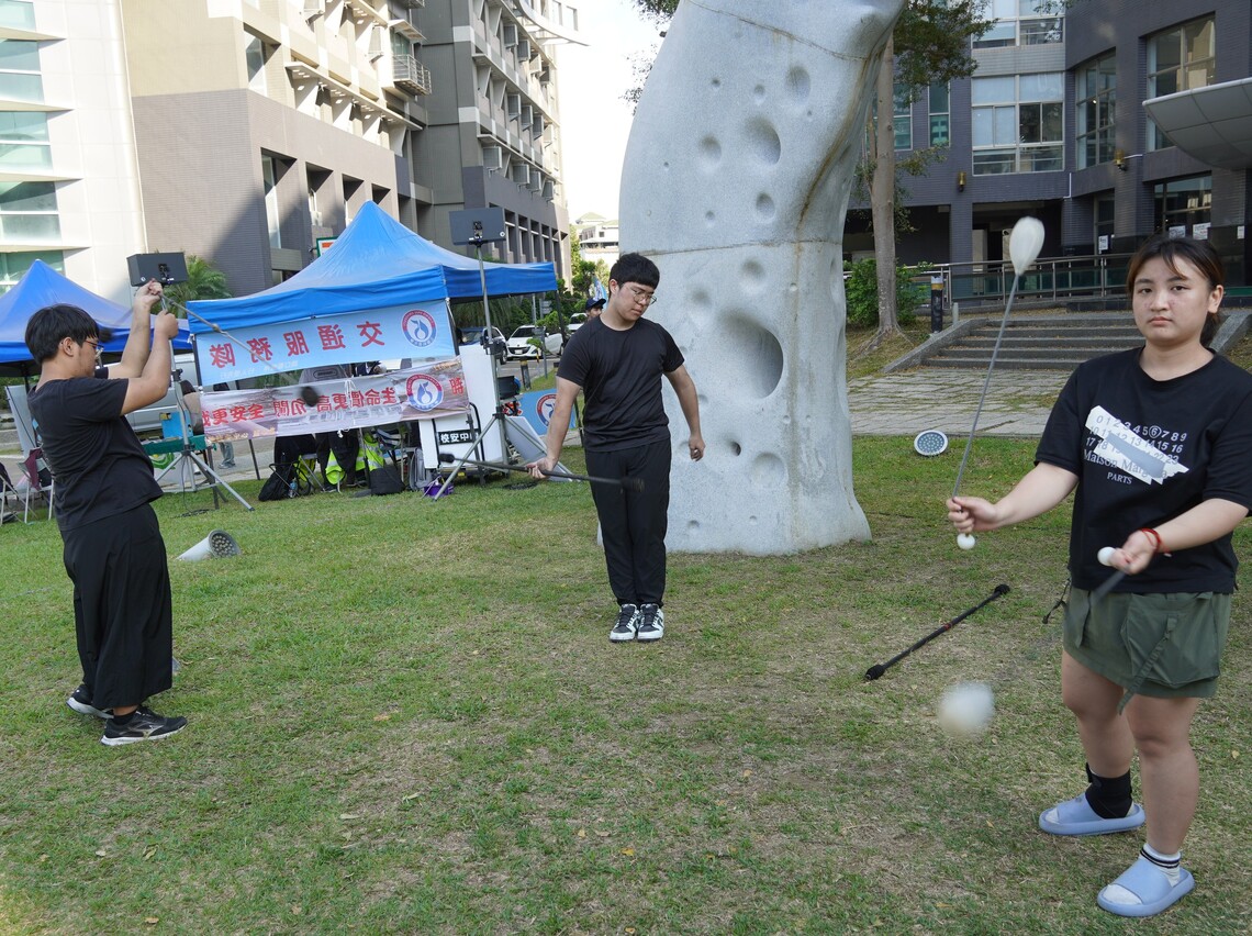 正修科大光火舞炫目演出 夢幻聲光效果驚豔全場