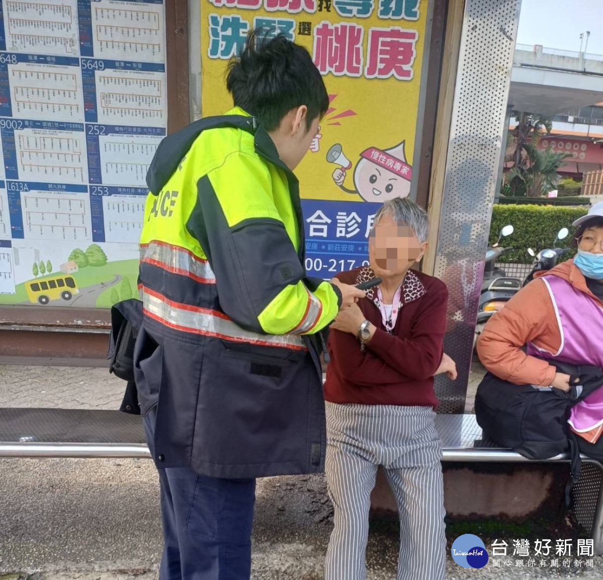 失智長者路上徘徊，楊梅警暖心協助返家。