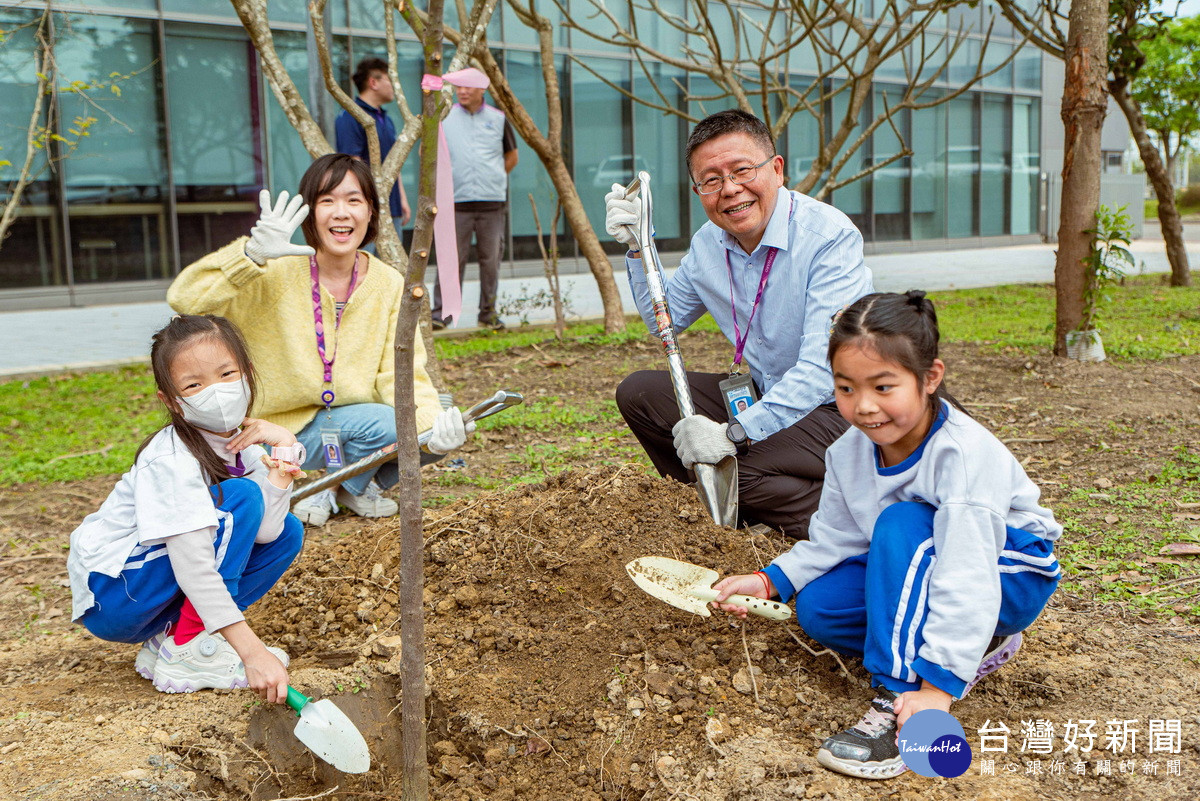 響應植樹綠化落實公益永續,桃園捷運公司於植樹節當天舉辦「捷伴公益 『植』達美好」活動。<br /><br />