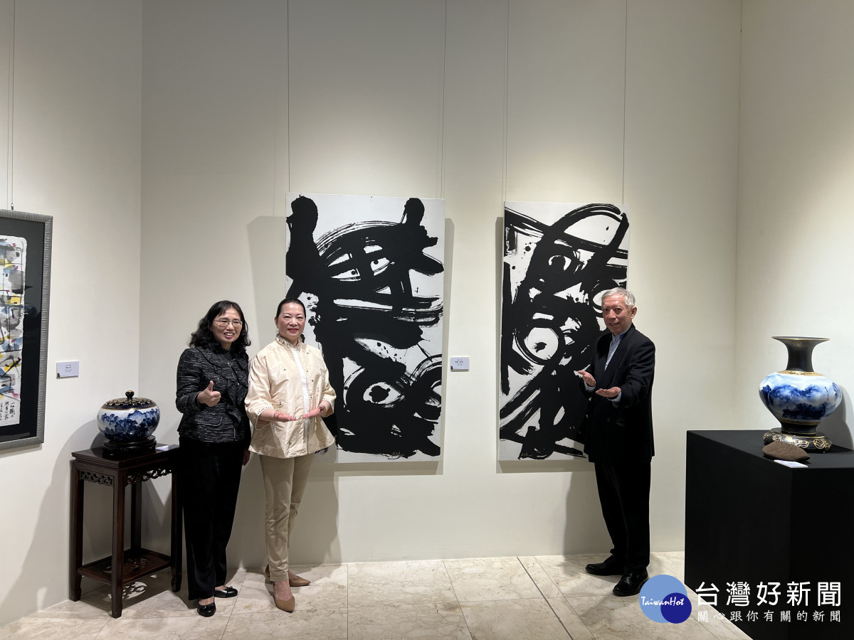 卓麗秋、梁永斐雙人展，山水青花瓷與書藝創作的藝術饗宴。圖／彰化縣文化局提供