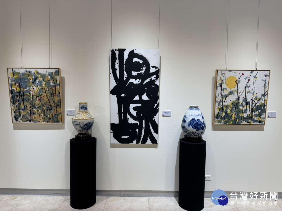 卓麗秋、梁永斐雙人展,山水青花瓷與書藝創作的藝術饗宴。圖/彰化縣文化局提供