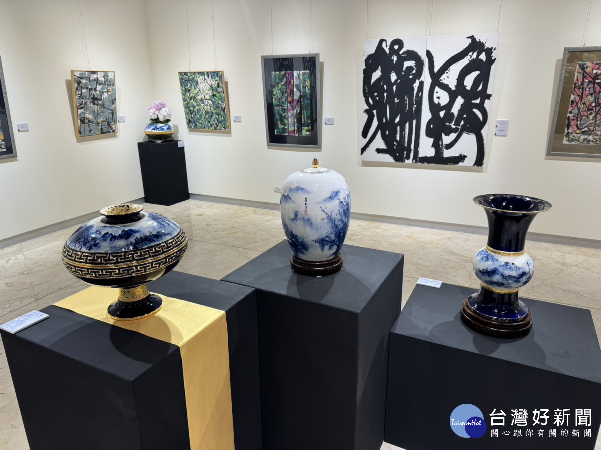 卓麗秋、梁永斐雙人展,山水青花瓷與書藝創作的藝術饗宴。圖/彰化縣文化局提供