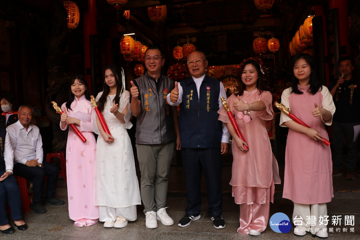 奉天宮董事長何達煌、新港鄉長葉孟龍賦予學生「笛鑰」,象徵正式開訓/新港奉天宮提供