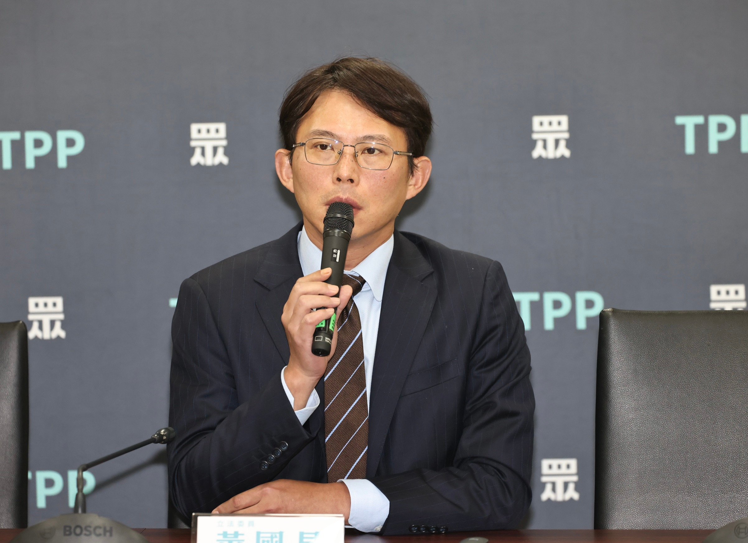 黃國昌11日證實,行政院長卓榮泰兩周前透過馬永成表達有意私下約面。林啟弘攝
