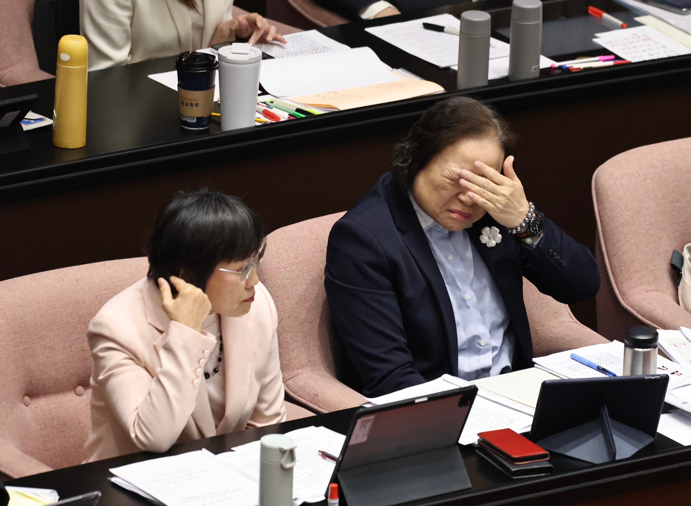傅崐萁質詢時把主計長陳淑姿婚姻狀態拿來談,陳淑姿返回席位疑為釋放緊繃臉上表情。林啟弘攝