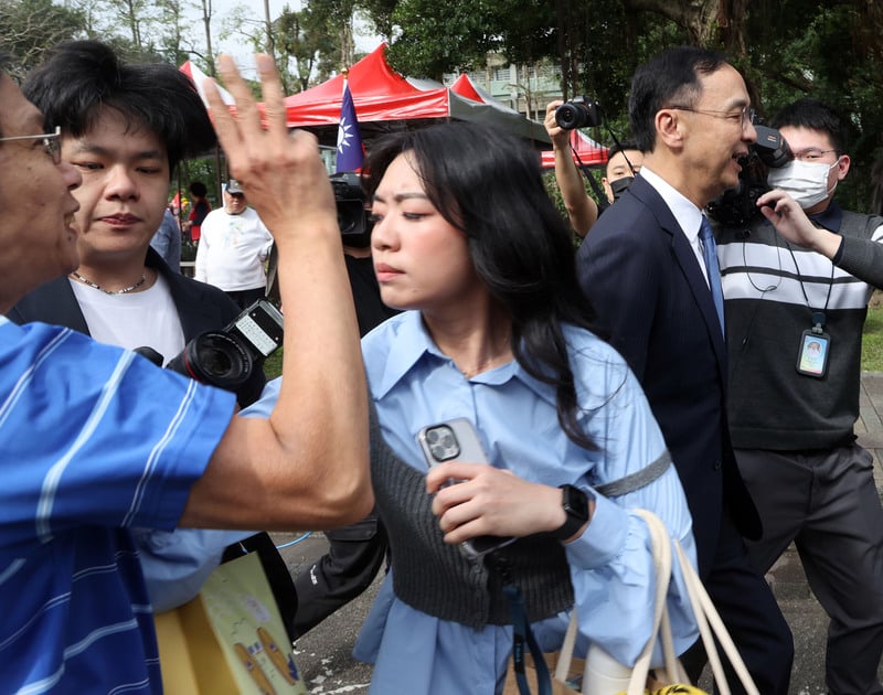 抗議的民眾高舉3根手指,要輸了3次大選的朱立倫下台,朱立倫轉身離開。中央社