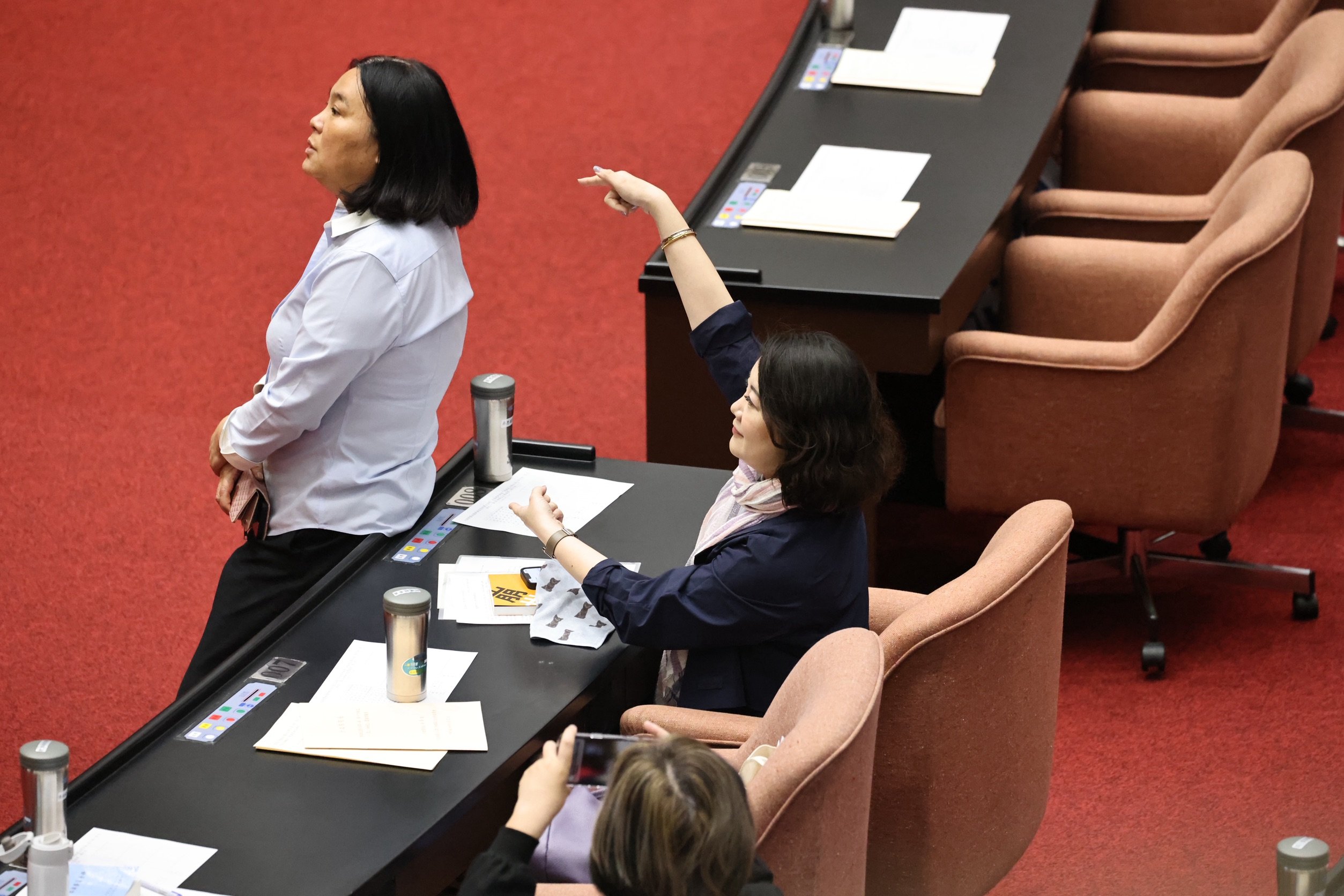 國民黨陳玉珍走到民進黨立委座位區擋住鏡頭,嗆民進黨立委吳思瑤、陳培瑜。林啟弘攝