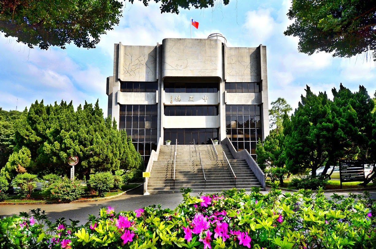 中原大學的中正樓要更名,但更名公文中說是依權責單位要求,卻沒有明說是哪單位要求的,而公告也馬上就被撤下。翻拍中原大學官網