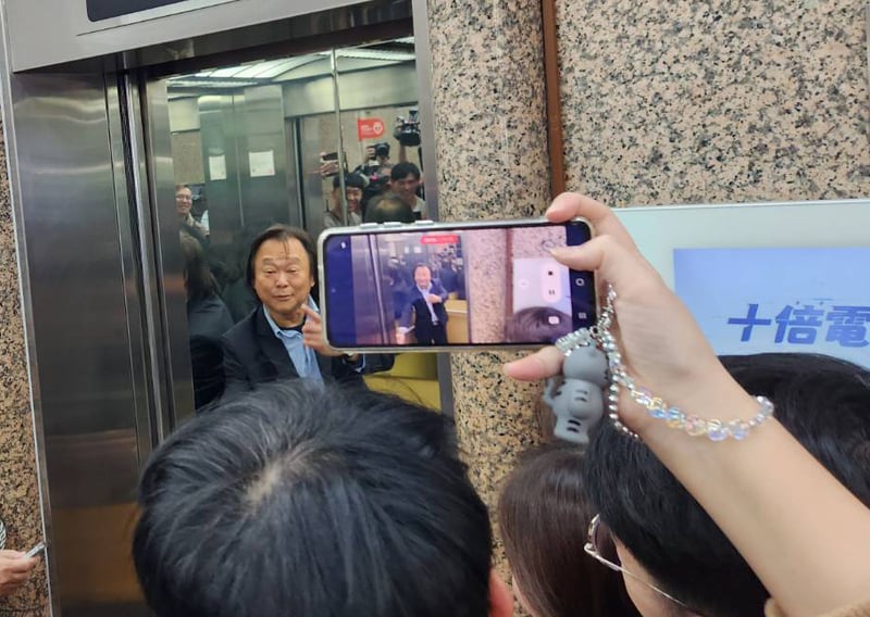 民進黨立委王世堅12日向兼任黨主席的總統賴清德請命,期盼黨部能幫忙澄清他沒有在中常會錄音。中央社