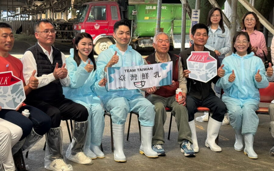 圖/台北市長蔣萬安今日率市府教育局、產發局、台北農產公司等市府團隊前往雲林口湖忠美牧場,考察本土鮮乳的產製過程。(立委張嘉郡辦公室提供)