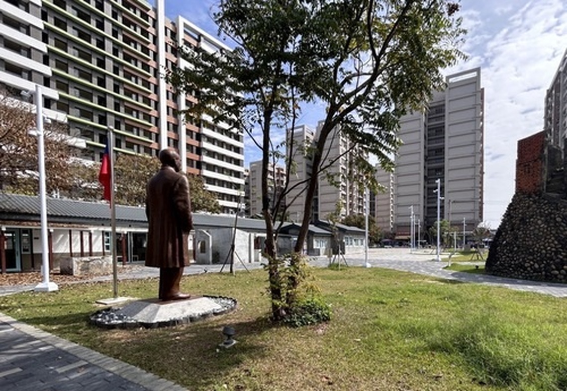 台南民生綠園孫文銅像離櫃轉置仁德二空園區展示
