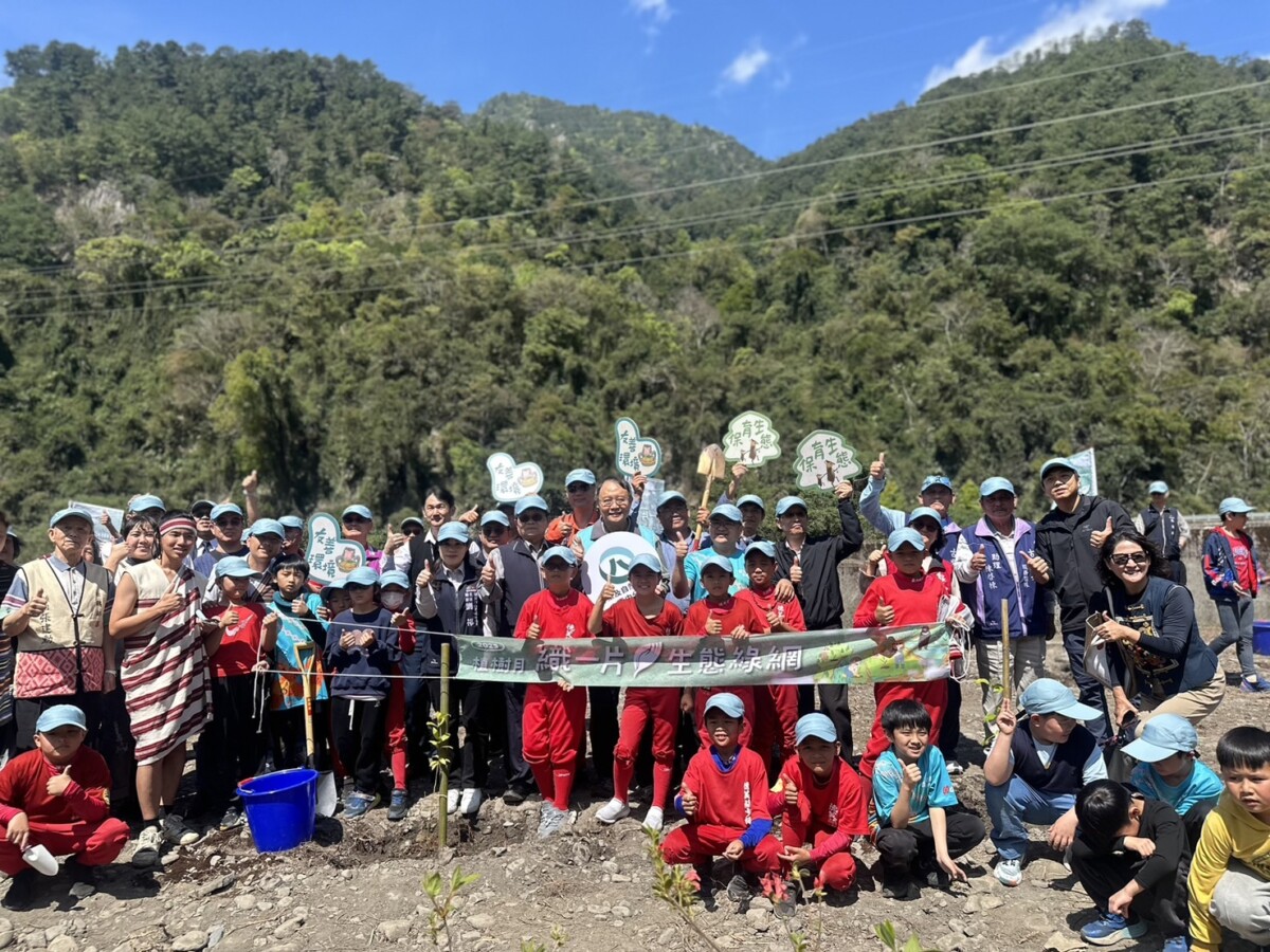 ▲「織一片生態綠網」植樹活動在德芙蘭國小種下原生樹苗。(圖/中市府提供)