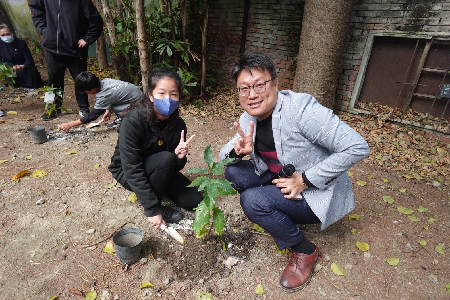 台中市教育局推動淨零綠校園　槺榔國小植樹節齊心種樹護地球