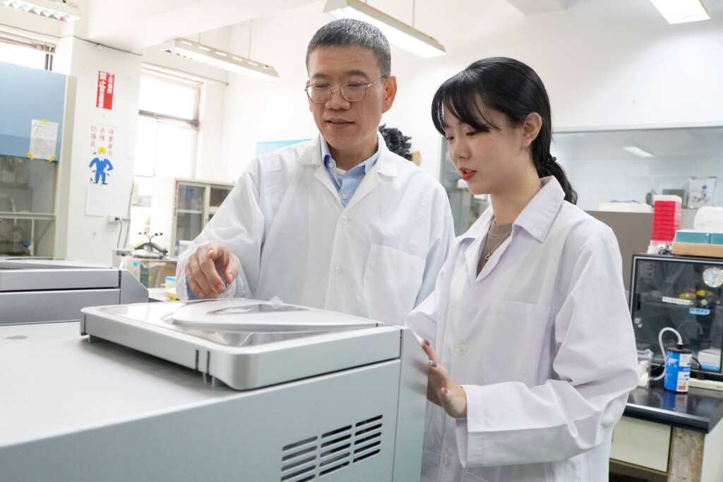▲大葉大學藥保系蔡明勳老師(後)指導謝佩旂同學(前)做實驗。（記者林明佑翻攝）