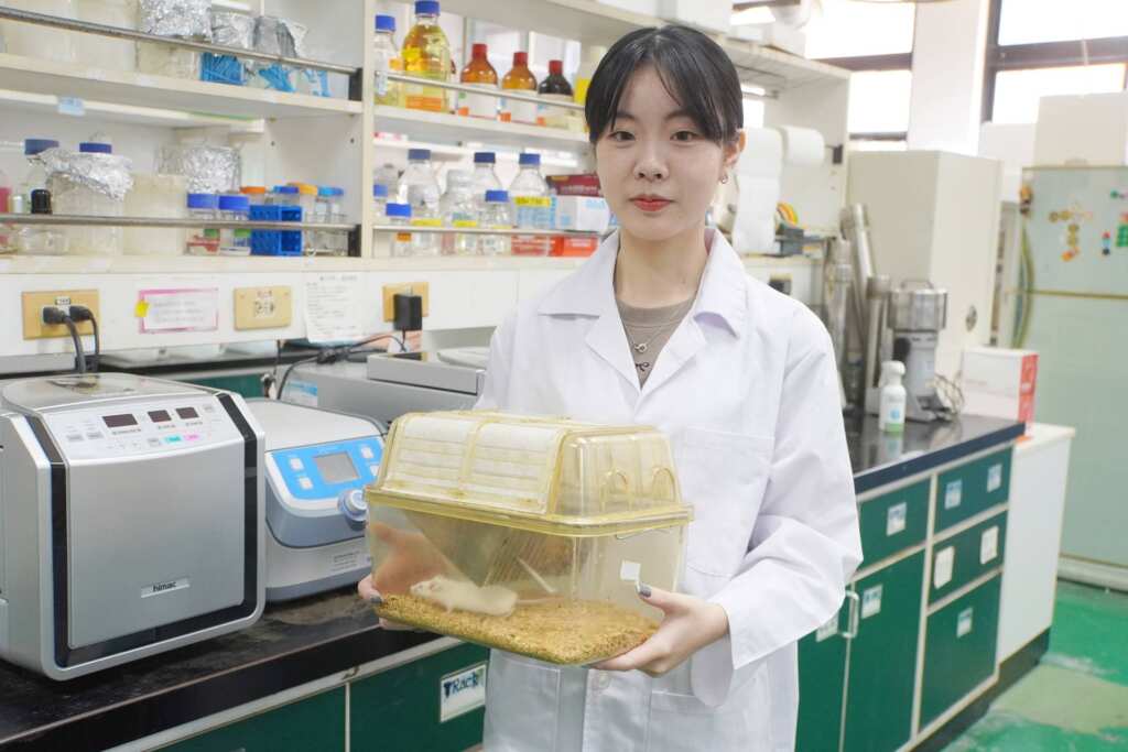▲大葉大學藥保系謝佩旂同學在實驗室與小白鼠一起度過實驗過程。（記者林明佑翻攝）
