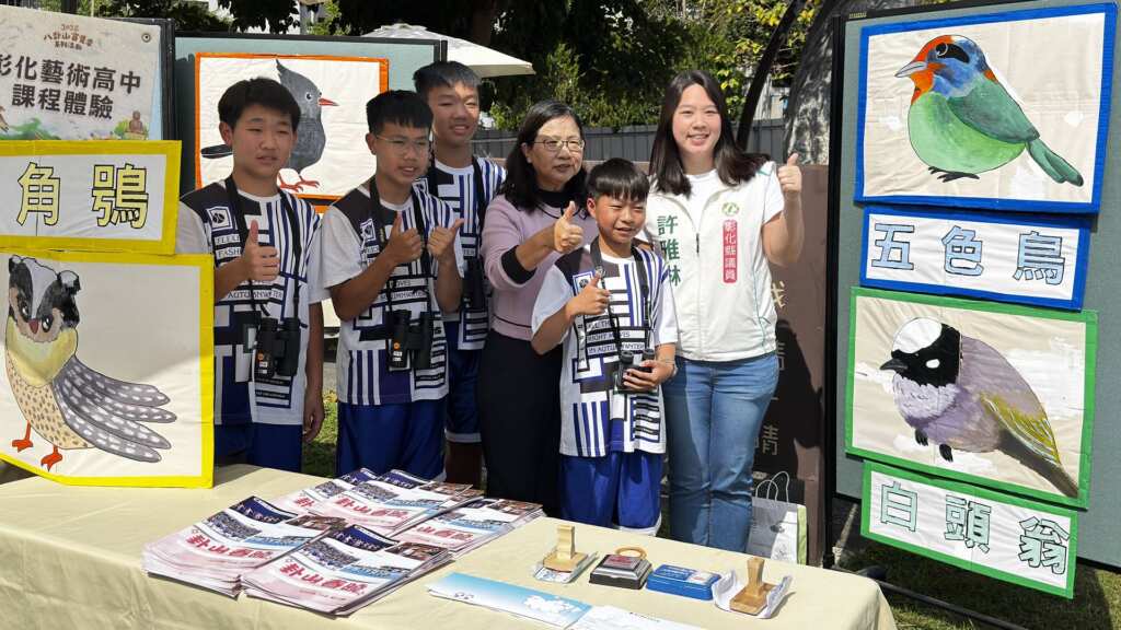 ▲彰化縣立彰化藝術高級中學設攤宣傳。（記者林明佑攝）