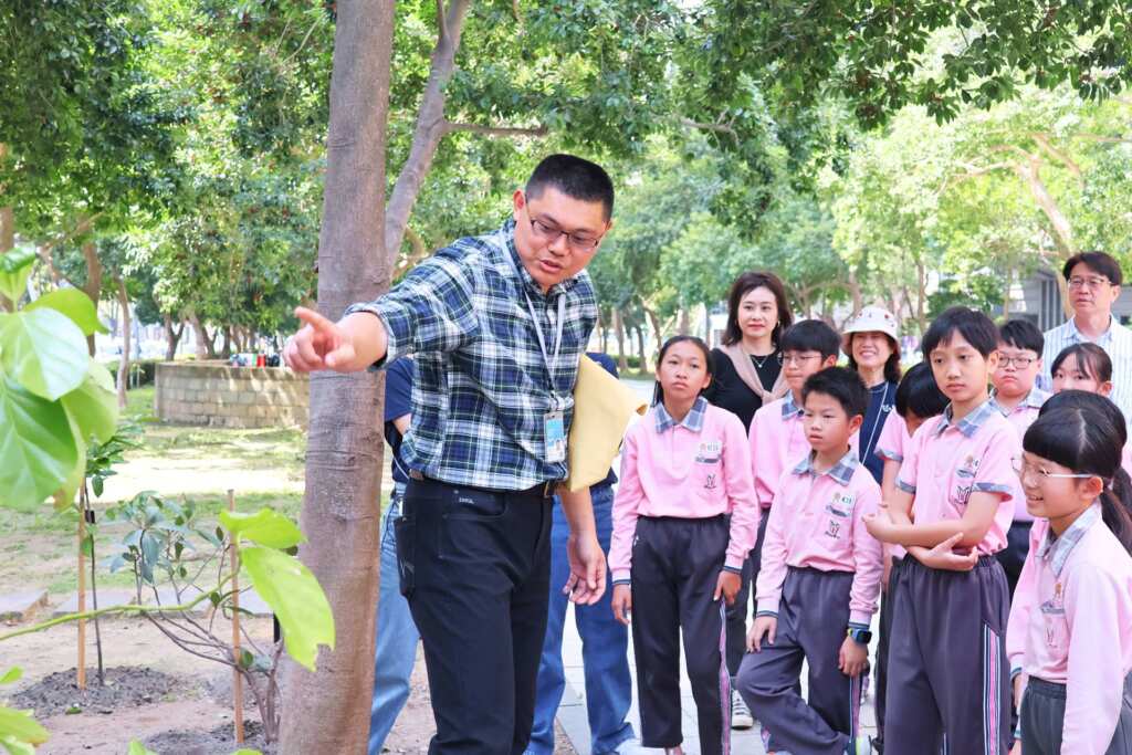 ▲活動會後由植物園錢易炘博士帶忠明國小師生進行導覽。（國立自然科學博物館提供）