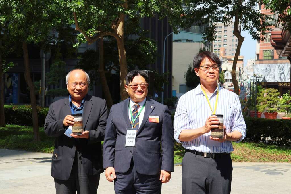 ▲活動中進行「希望之土」贈予儀式，左起科博館代理館長黃文山、扶輪社1-3 分區助理總監沈伯修、忠明國小校長陳光鑫。（國立自然科學博物館提供）