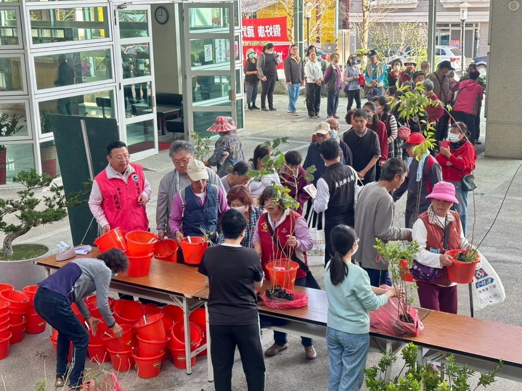▲魚池鄉公所植樹節在公所中庭辦理，免費發放各式台灣原生種樹苗（記者蘇彩娥攝）