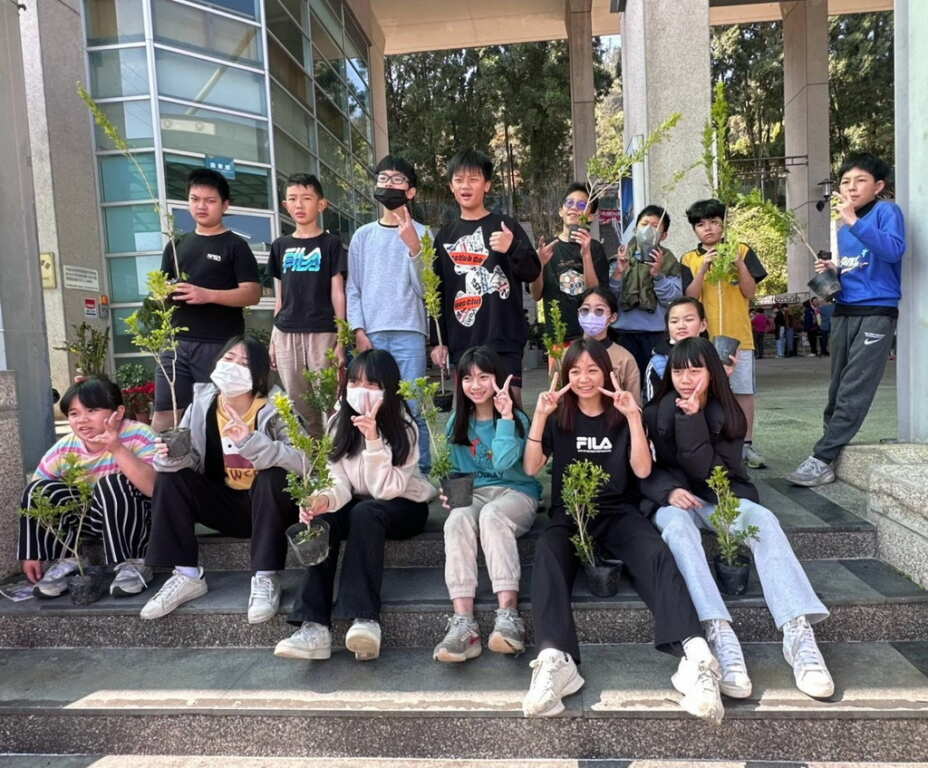 ▲魚池鄉公所植樹節免費發放樹苗，年輕學子也踴躍參與。（記者蘇彩娥攝）