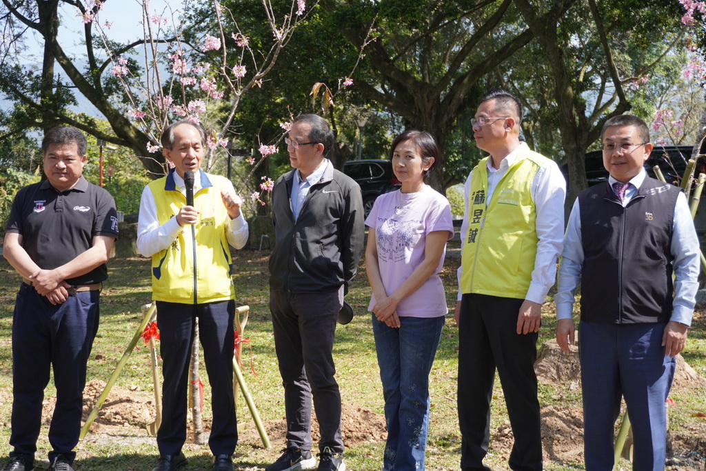 ▲日月潭國家風景區管理處今在台灣地理中心碑種下20株台灣山櫻花（記者蘇彩娥攝）