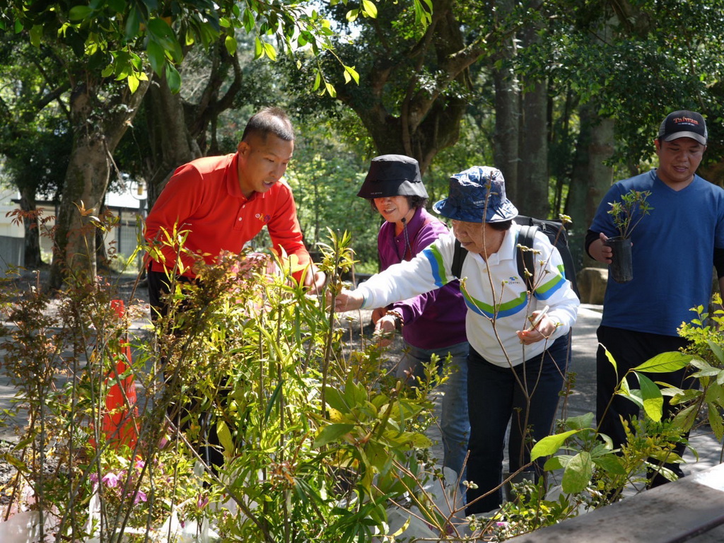 ▲日管處辦植樹節贈苗活動 臺灣原生種苗木免費發送（記者蘇彩娥攝）