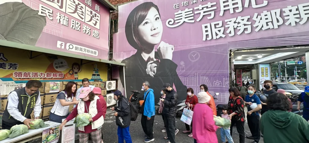 新北市議員劉美芳今(12)日向果菜市場購買80箱新鮮高麗菜,發起捐贈發票換高麗菜的愛心活動。