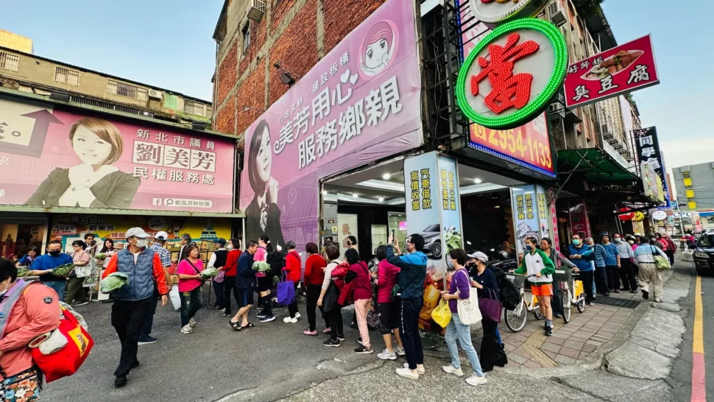 現場不到四點就排起長長的隊伍,現場排隊民眾超過百人,板橋區民族里里長葉成和也在現場協助發送。